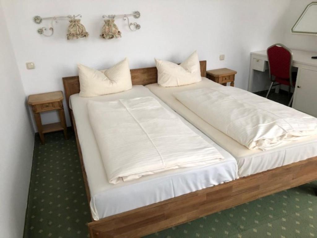 Postel nebo postele na pokoji v ubytování Hotel zur Post
