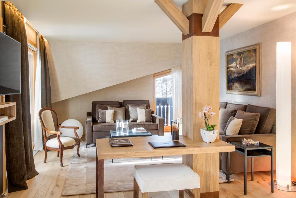 TV a/nebo společenská místnost v ubytování Hotel Hermitage Relais & Châteaux