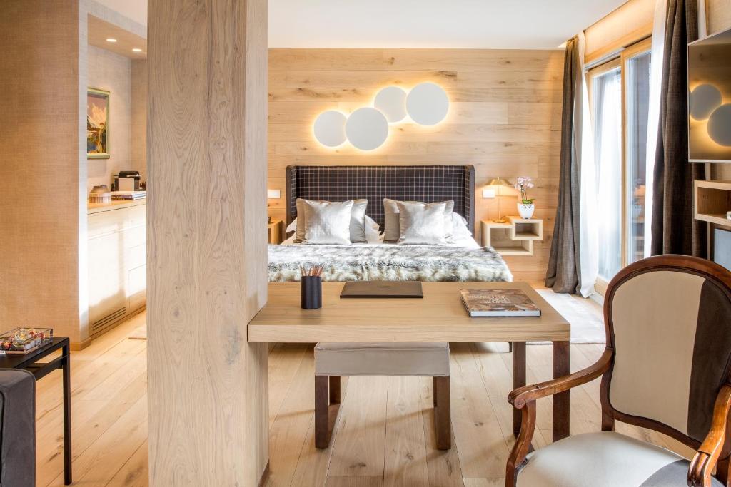 Postel nebo postele na pokoji v ubytování Hotel Hermitage Relais & Châteaux