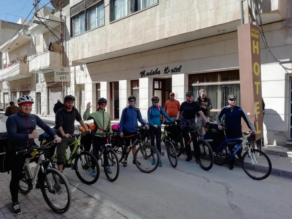 Cykling vid eller i närheten av Madaba Hotel