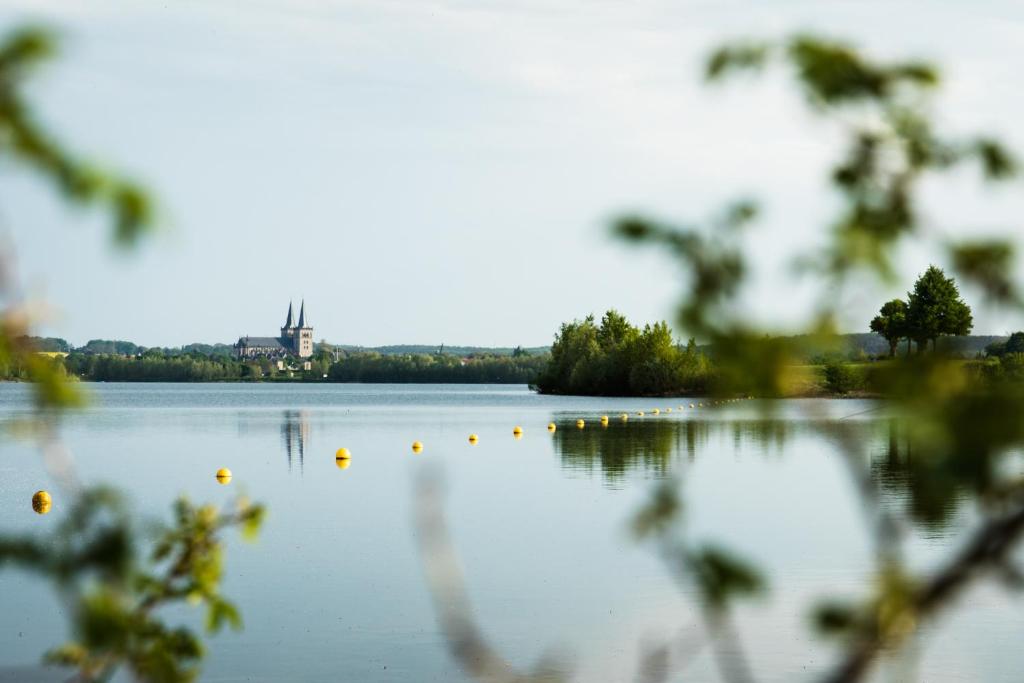 een groot meer met gele ballen in het water bij Pension Kerckenhof in Xanten