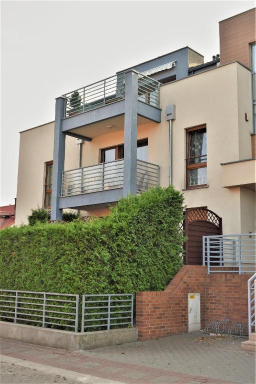 a building with a staircase in front of it at Apartamenty Gabrysia 8 in Międzywodzie