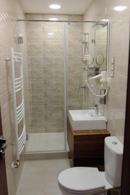 Koupelna v ubytování Vácz Hotel