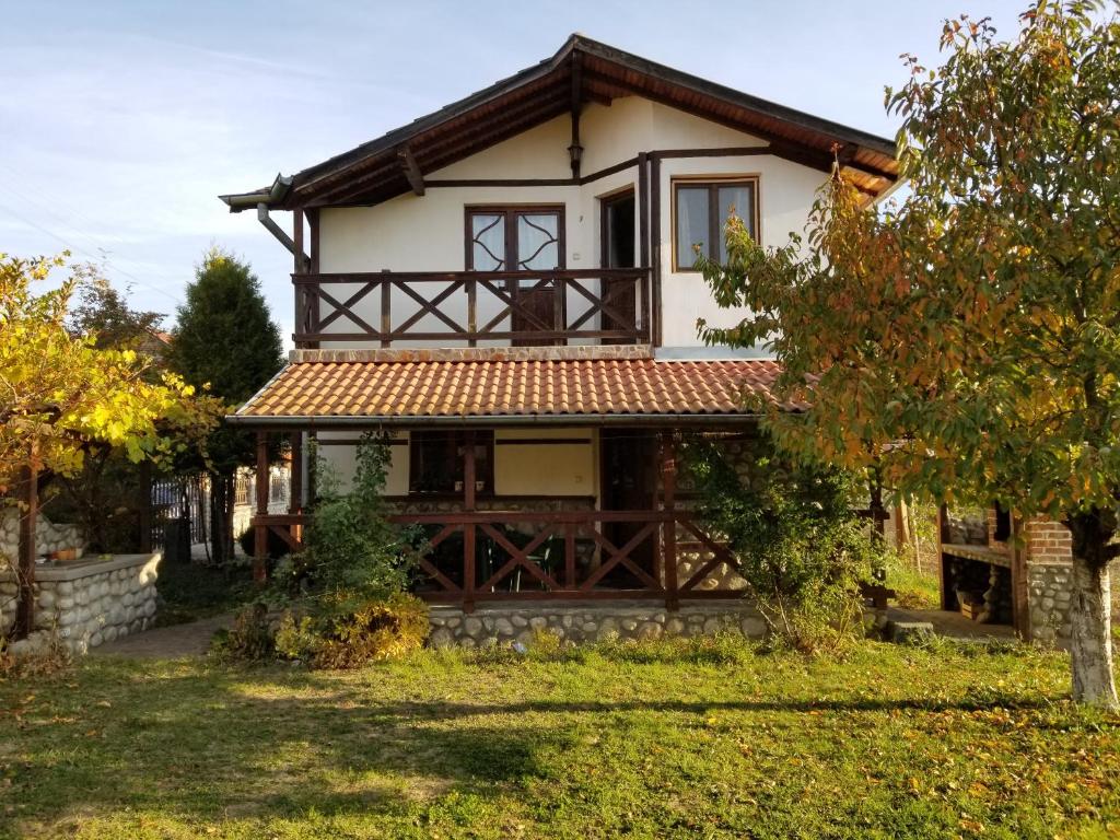 a house in the middle of a yard at Belcheva kashta in Banya
