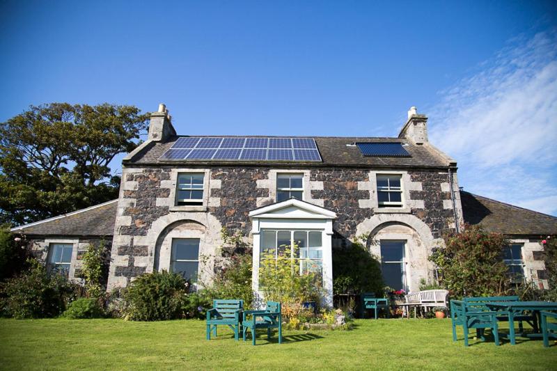 una casa con paneles solares encima en Buckthorns House, en Leven