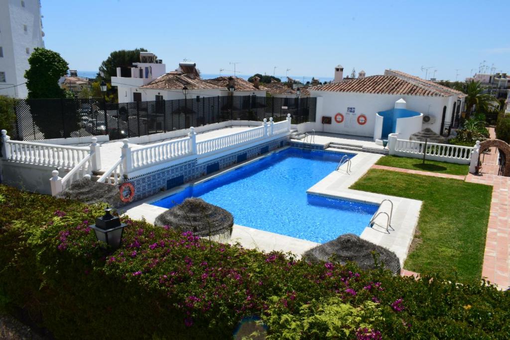 una piscina en el patio trasero de una casa en Verano Azul 75, en Nerja