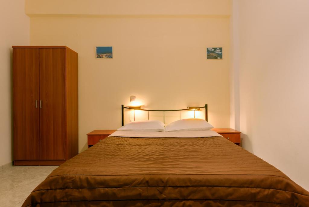 Łóżko lub łóżka w pokoju w obiekcie Onar Rooms & Studios