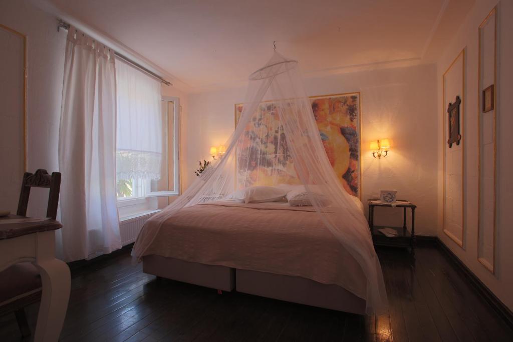 A bed or beds in a room at Moshinos Hotel