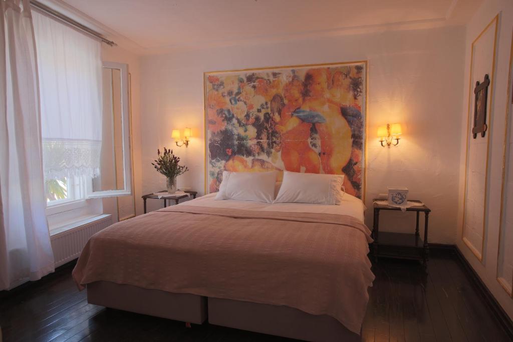 A bed or beds in a room at Moshinos Hotel