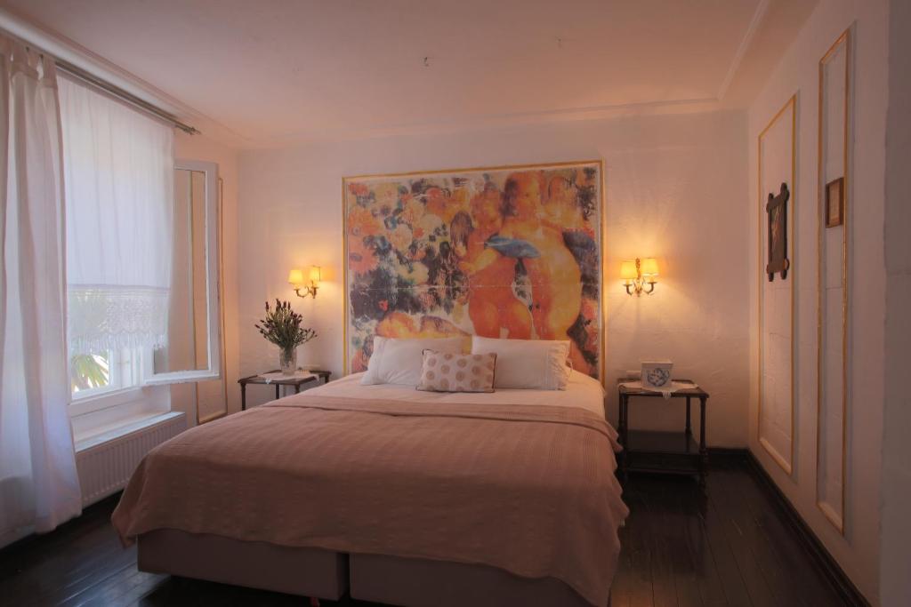 A bed or beds in a room at Moshinos Hotel