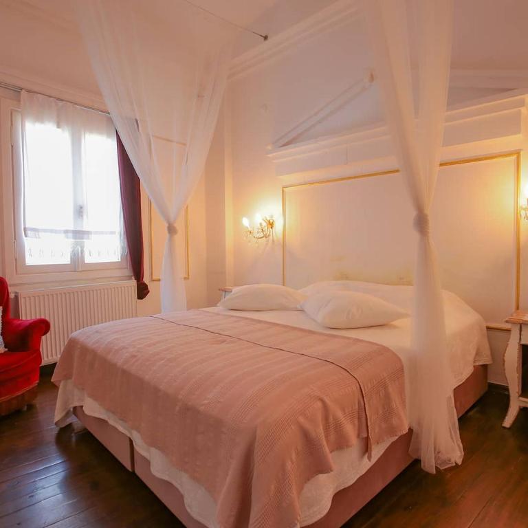 A bed or beds in a room at Moshinos Hotel
