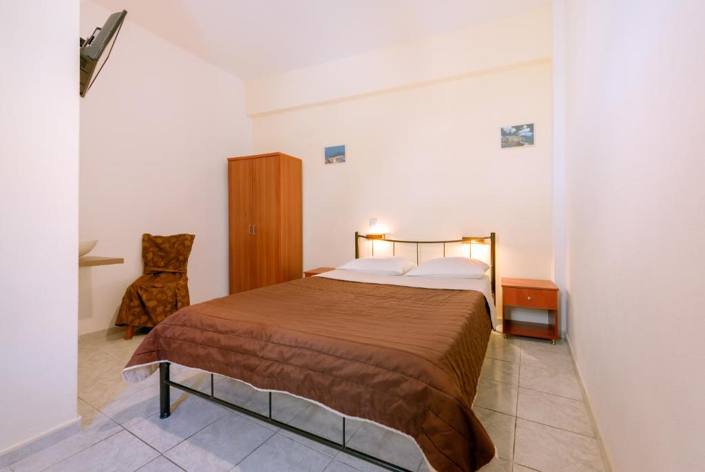 Łóżko lub łóżka w pokoju w obiekcie Onar Rooms & Studios