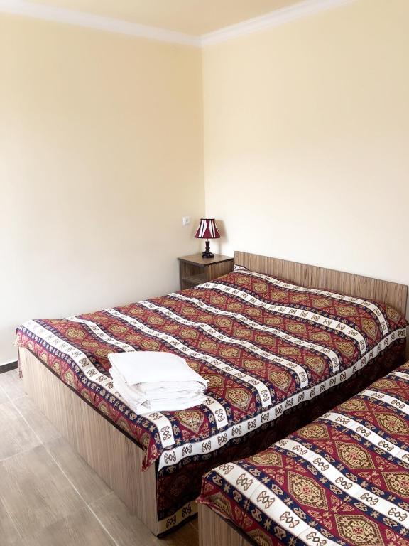 Postel nebo postele na pokoji v ubytování Zanger Hotel