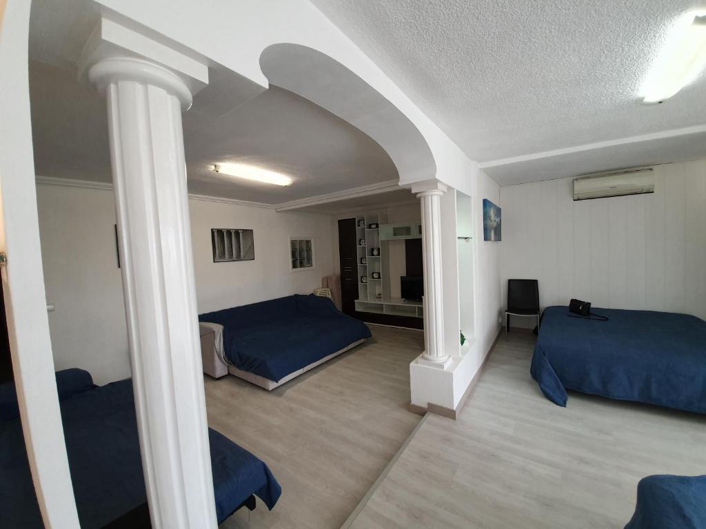 a room with two beds and a column at Apartamento Valeria para 14 personas in Benidorm