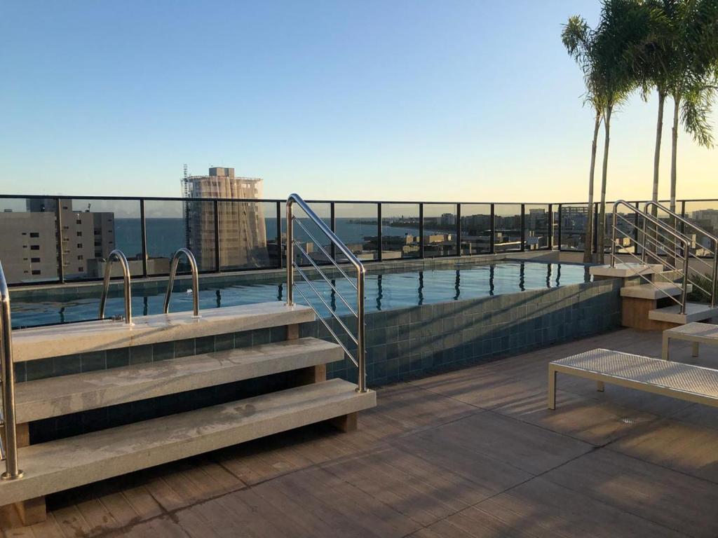 A piscina localizada em Edificio Time apartamento 1404 ou nos arredores