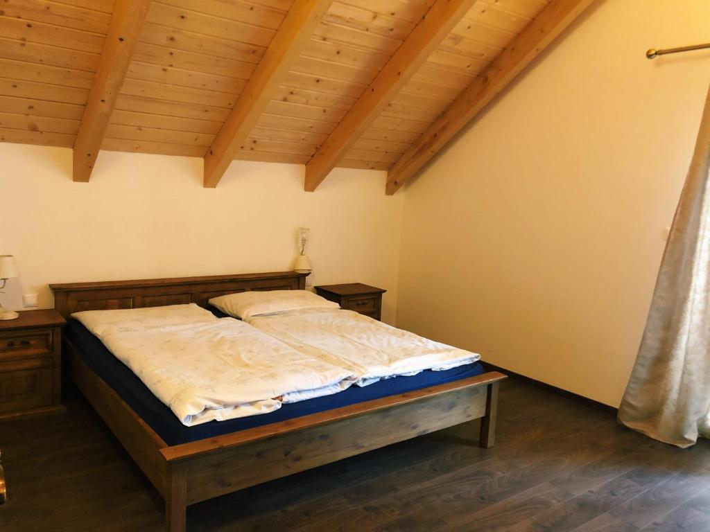 Posteľ alebo postele v izbe v ubytovaní Apartmán pod orechom