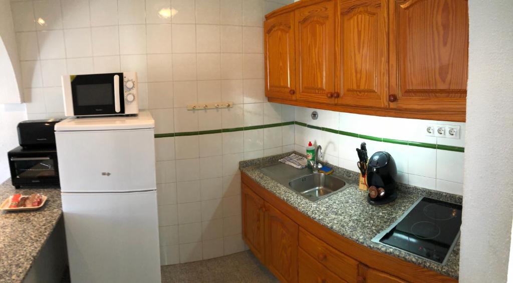 Kuchyň nebo kuchyňský kout v ubytování Two bedroom apartment 2 min from beach