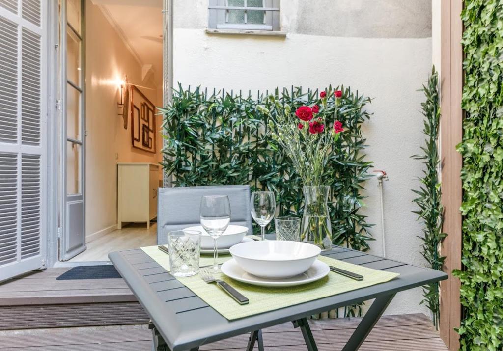 un tavolo con ciotola e bicchieri su un patio di Apartment in the heart of Nice a Nizza