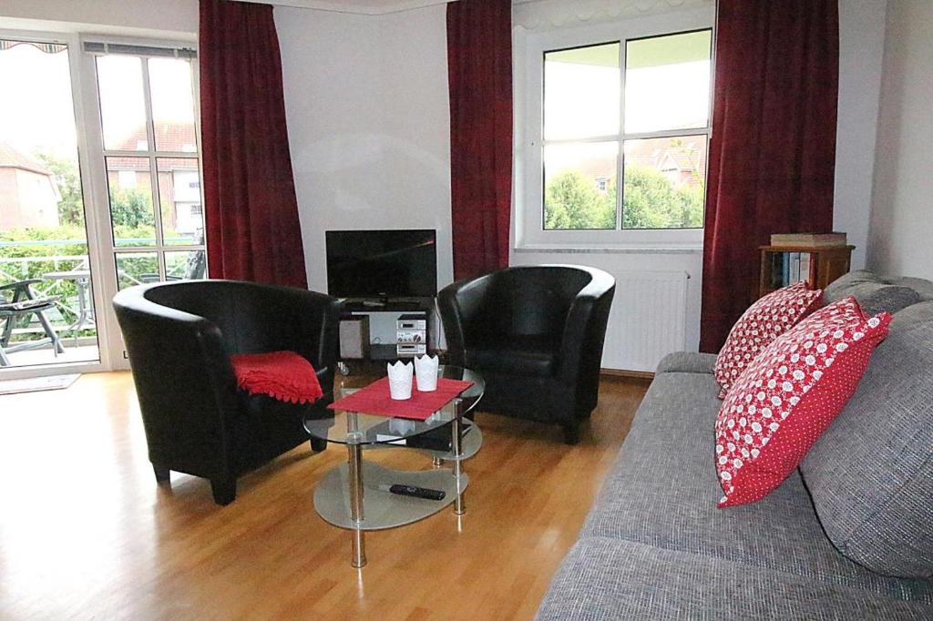 a living room with chairs and a couch and a table at Apartmentvermittlung Mehr als Meer - Objekt 16 in Niendorf