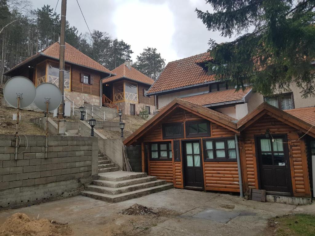 Budova, kde se chata nachází