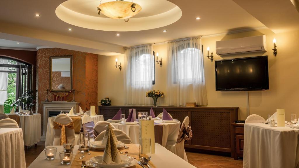 Televízia a/alebo spoločenská miestnosť v ubytovaní Hotel Bobbio