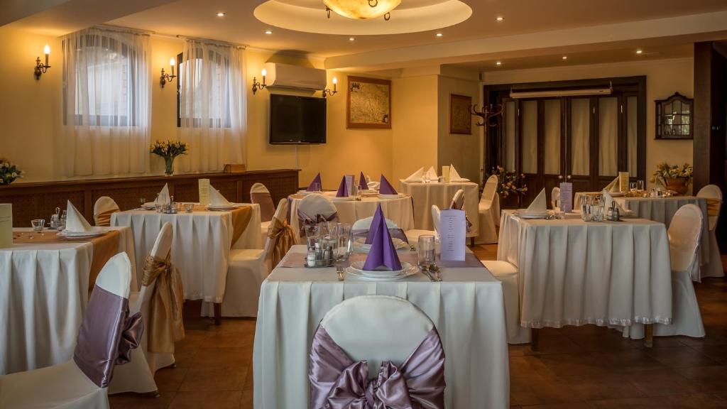 Televízia a/alebo spoločenská miestnosť v ubytovaní Hotel Bobbio