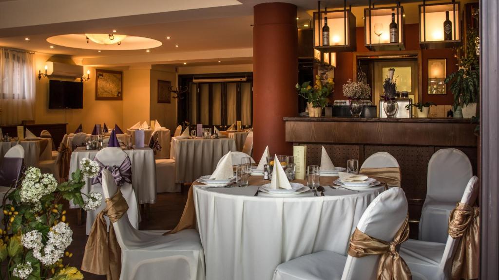 Reštaurácia alebo iné gastronomické zariadenie v ubytovaní Hotel Bobbio