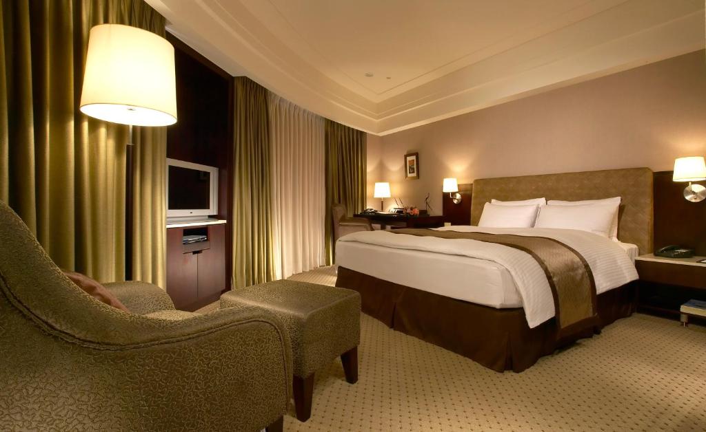 Postel nebo postele na pokoji v ubytování Grand Forward Hotel