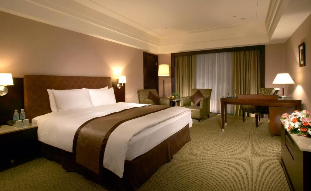 Postel nebo postele na pokoji v ubytování Grand Forward Hotel