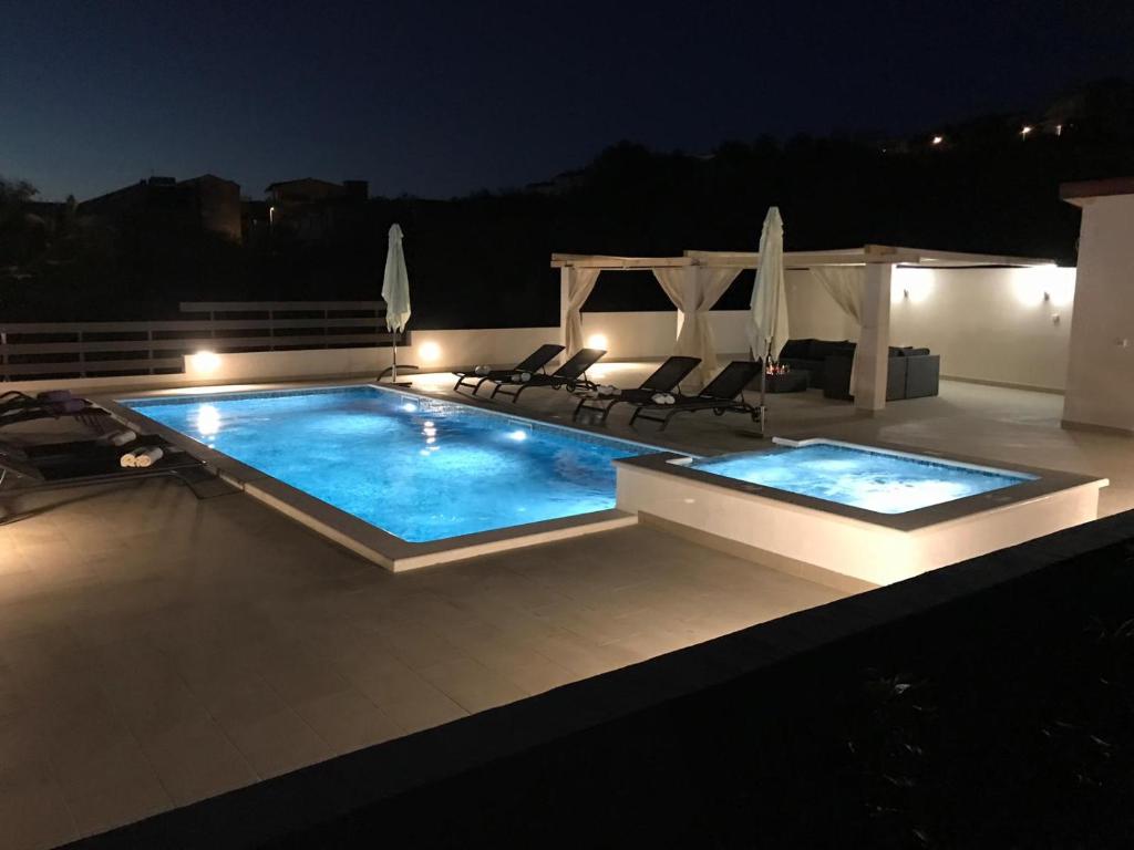 Bazén v ubytovaní Apartmani Vujić- Villa Dolac alebo v jeho blízkosti