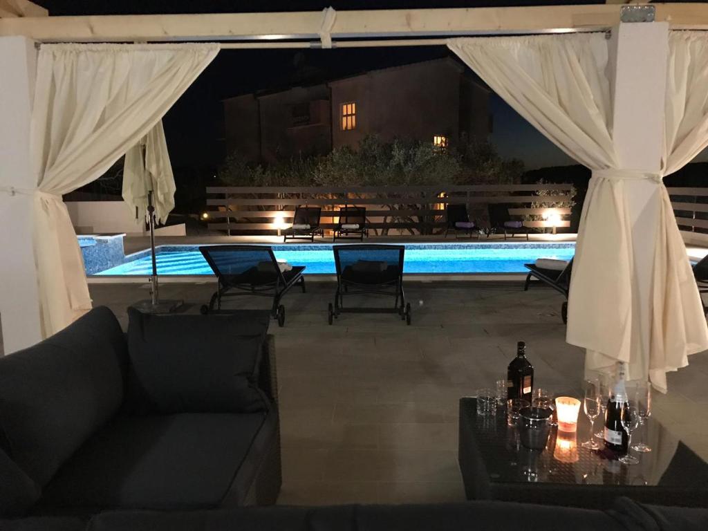 Bazén v ubytovaní Apartmani Vujić- Villa Dolac alebo v jeho blízkosti