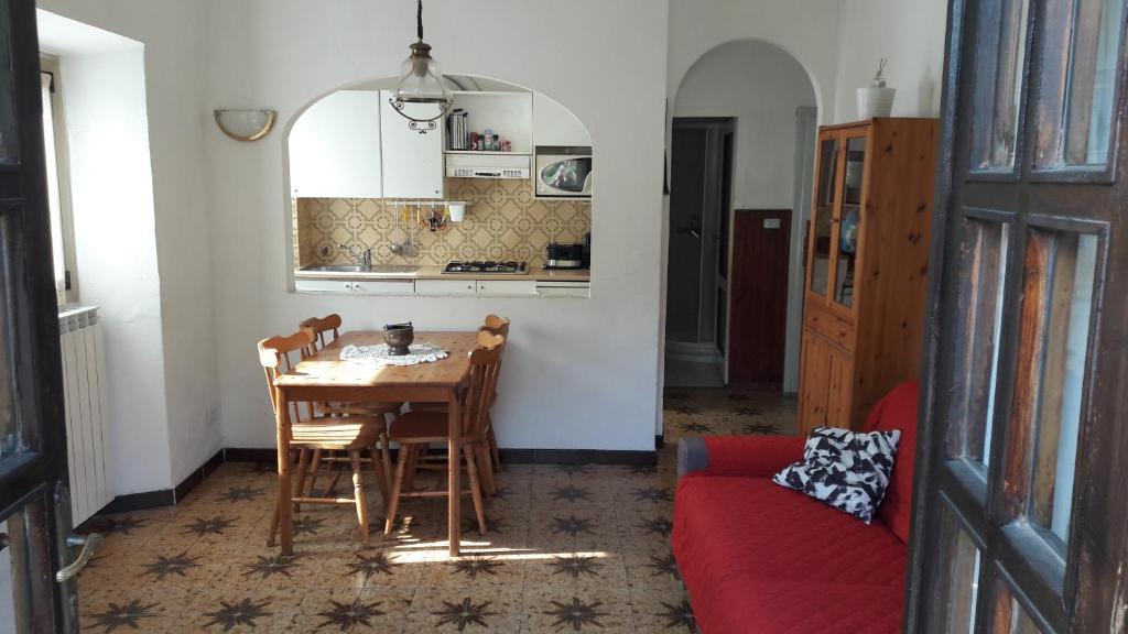 - un salon avec une table et un canapé rouge dans l'établissement Casa Sauro, à Menaggio