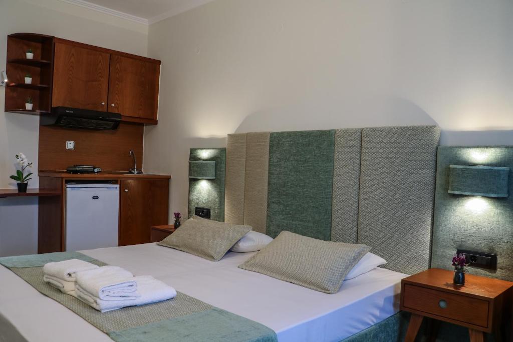 Postel nebo postele na pokoji v ubytování Hotel Dionysis Studios
