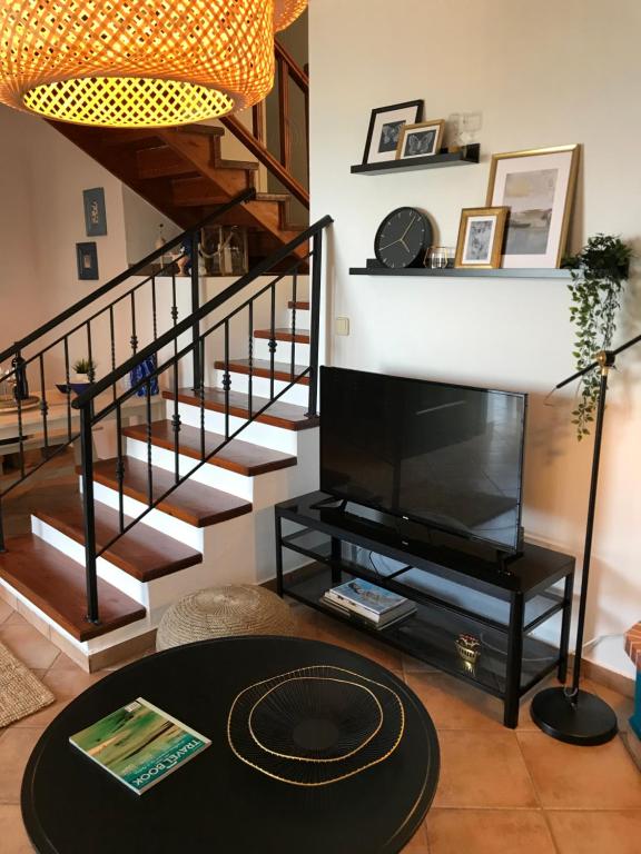 Televízia a/alebo spoločenská miestnosť v ubytovaní Seafront Maisonette
