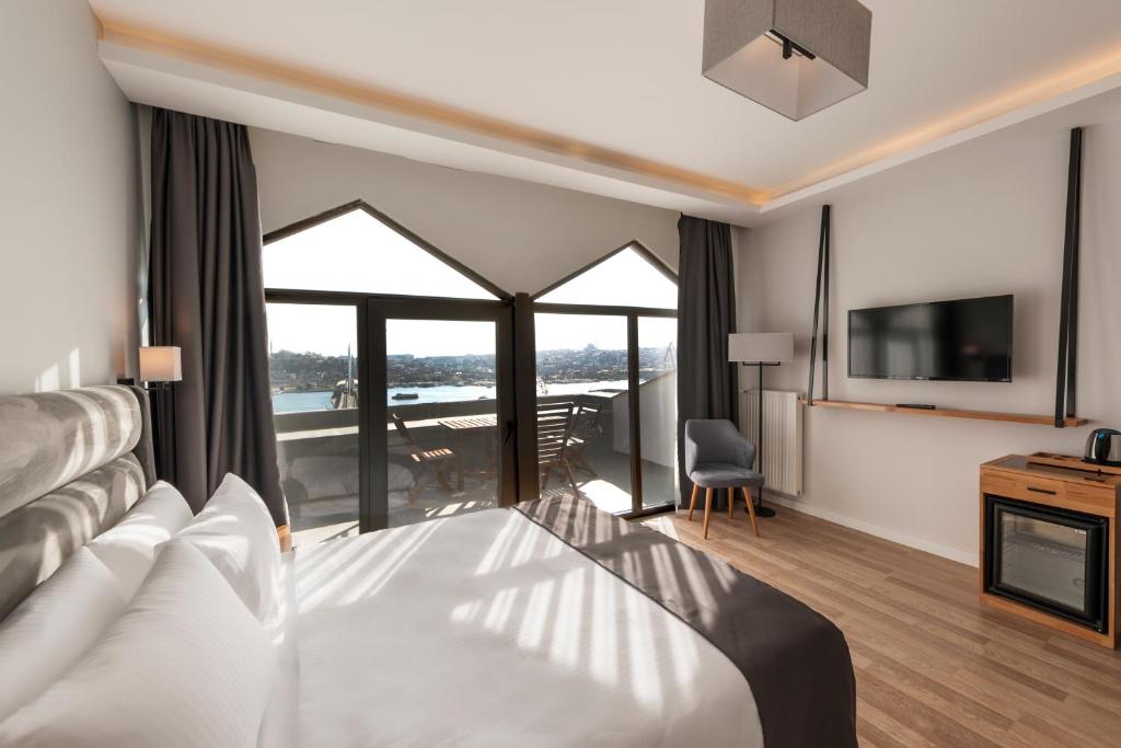 TV a/nebo společenská místnost v ubytování DORUK PALAS HOTEL
