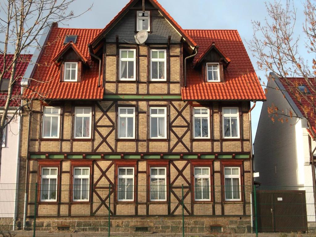 una casa antigua con techo naranja en Ferienwohnung HARZgeNUSS, en Wernigerode