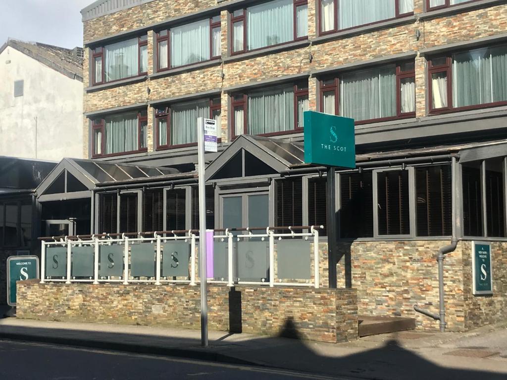 Het gebouw waarin het hotel zich bevindt