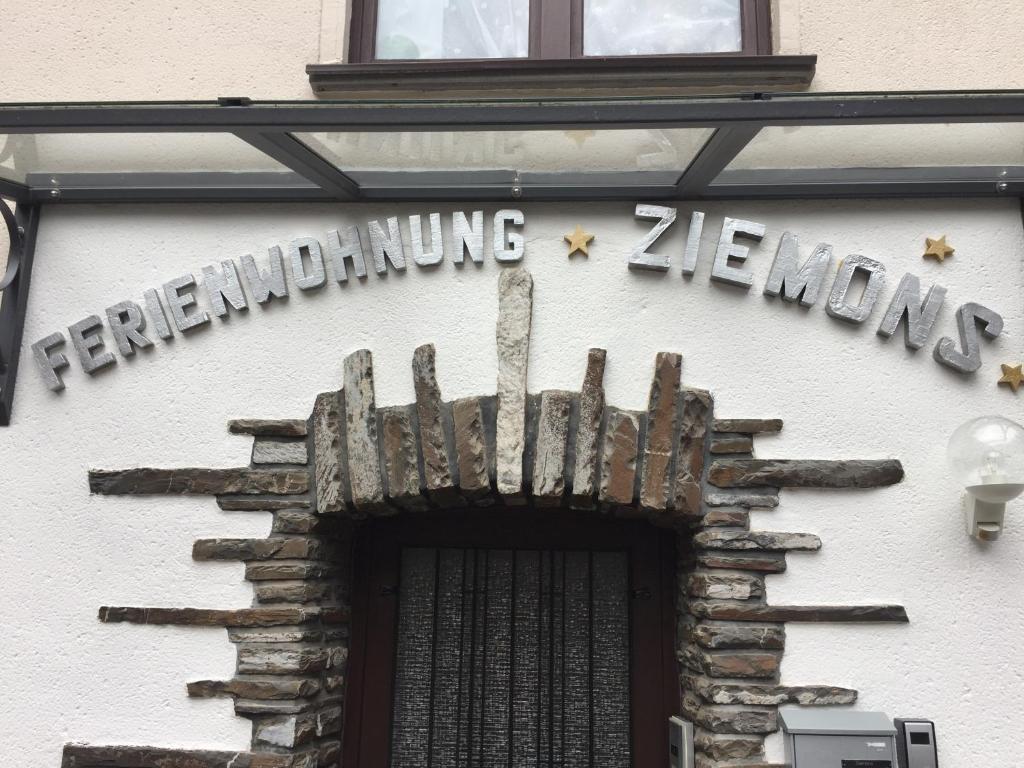 ein Schild an der Seite eines Gebäudes mit Fenster in der Unterkunft Ferienwohnung Ziemons in Cochem