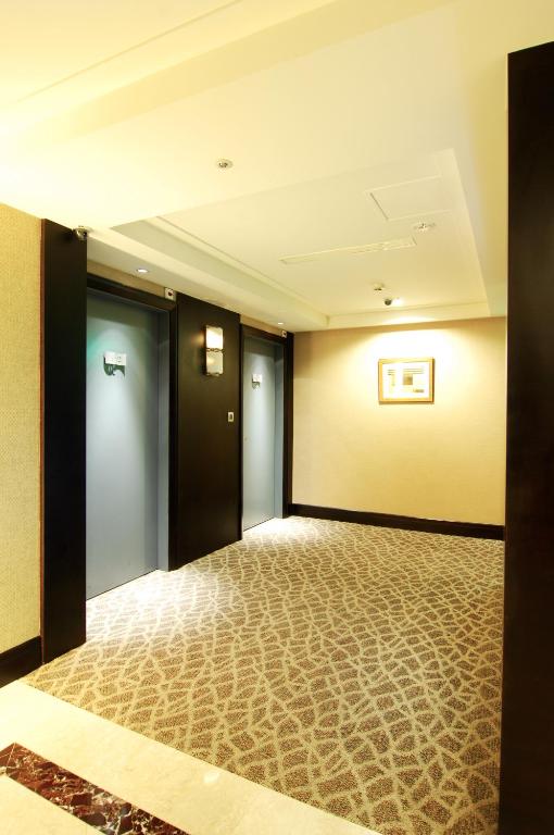 Postel nebo postele na pokoji v ubytování Grand Forward Hotel