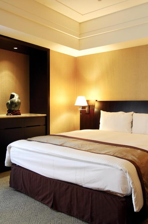 Postel nebo postele na pokoji v ubytování Grand Forward Hotel