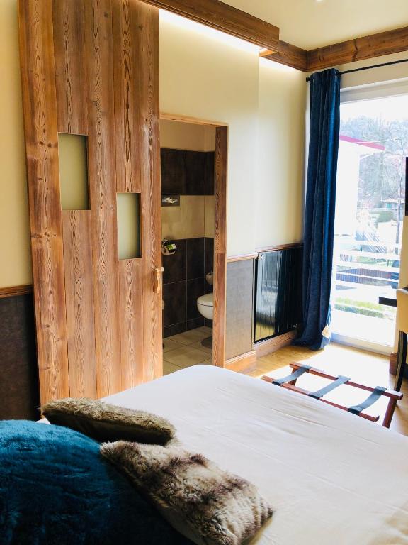 Postel nebo postele na pokoji v ubytování Logis Hotel Des Bains