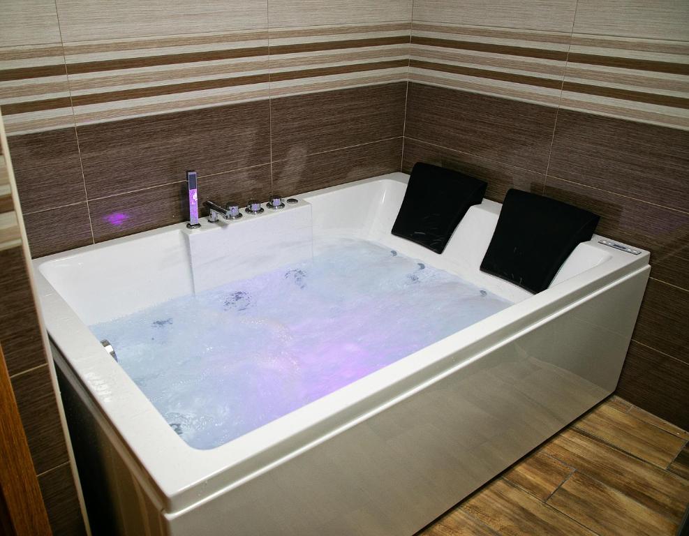 wanna z błękitną wodą w łazience w obiekcie Casa Rural Ruplas w mieście Villalba de Adaja
