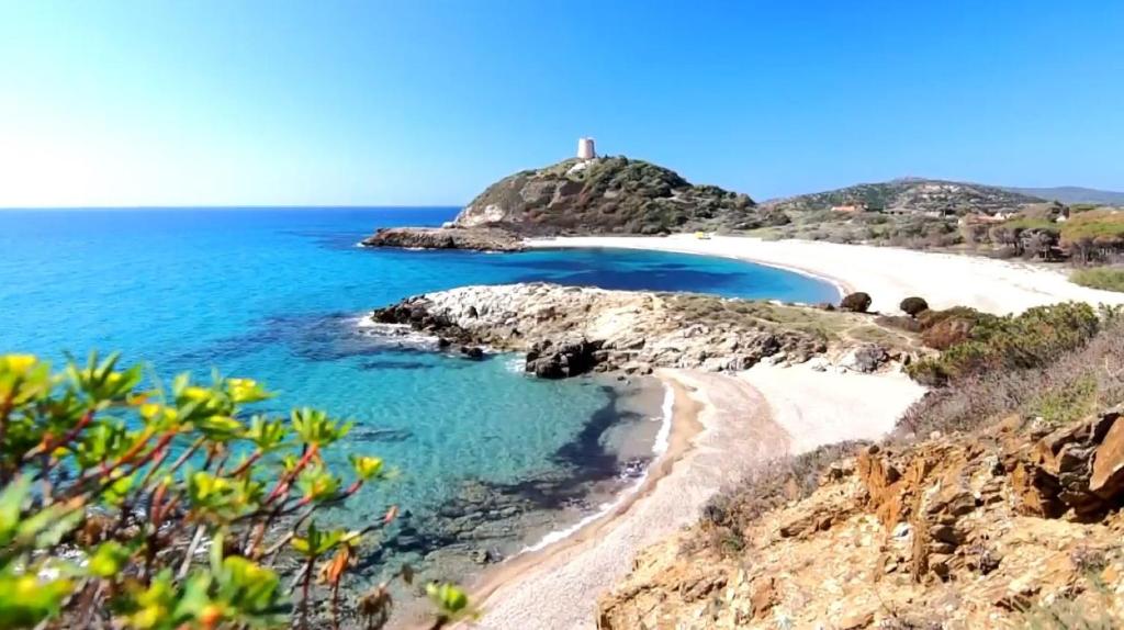 a view of a beach with a lighthouse in the background at Appartamento a Pula Vicino al Mare in Pula