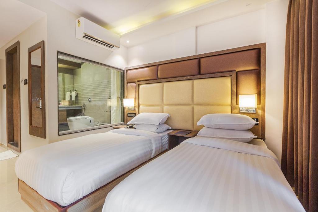 Postel nebo postele na pokoji v ubytování Aura One Hotel
