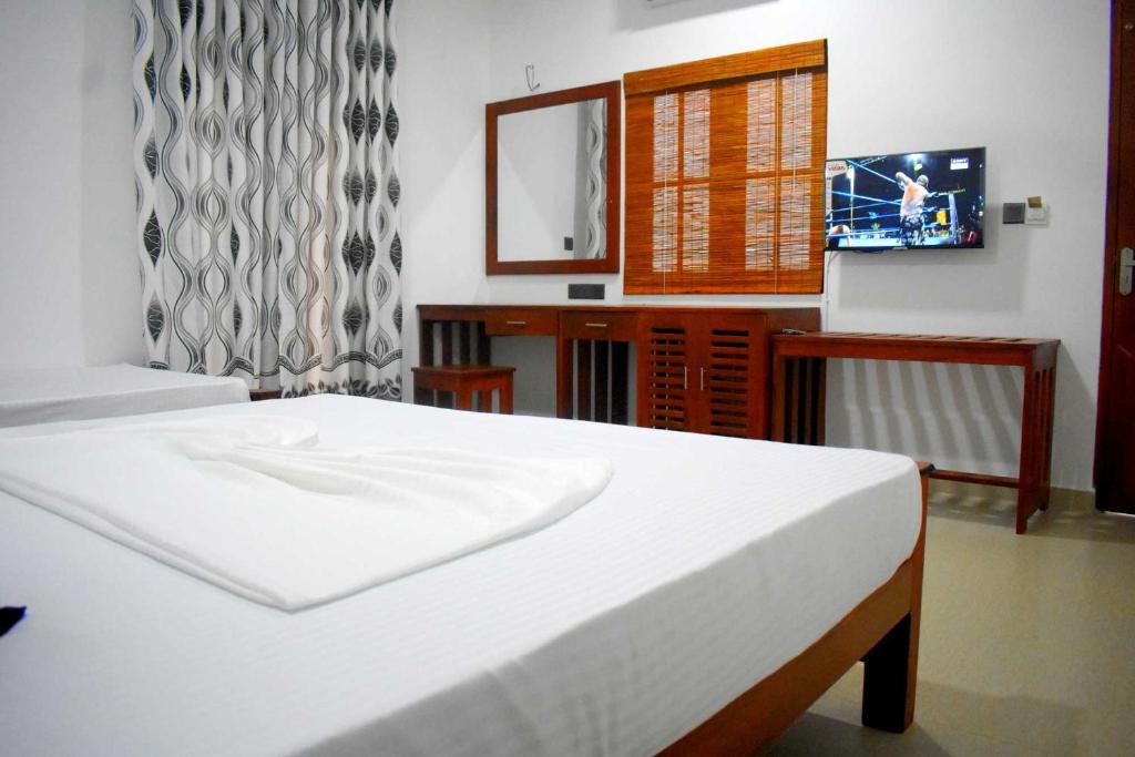 Postel nebo postele na pokoji v ubytování Blue Sky Hotel Yala