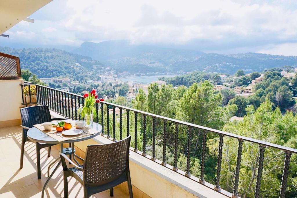 a balcony with a table and chairs and a view at Alojamiento Ponent in Sóller