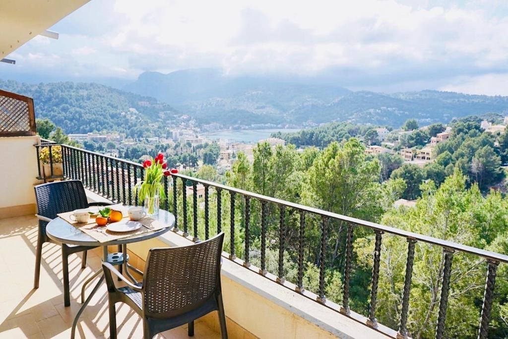 einen Balkon mit einem Tisch und Stühlen sowie Aussicht in der Unterkunft Alojamiento Ponent in Sóller