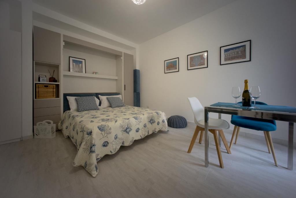 - une chambre avec un lit, un bureau et une table dans l'établissement Clever House, à Milan