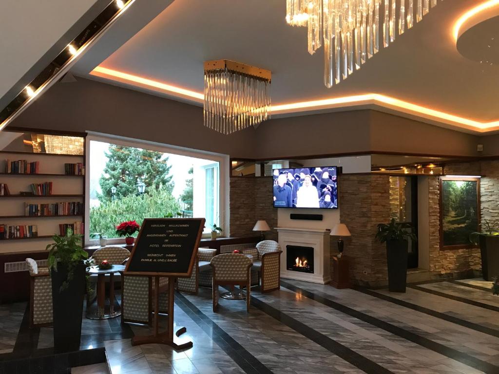 Televiisor ja/või meelelahutuskeskus majutusasutuses Hotel Reifenstein
