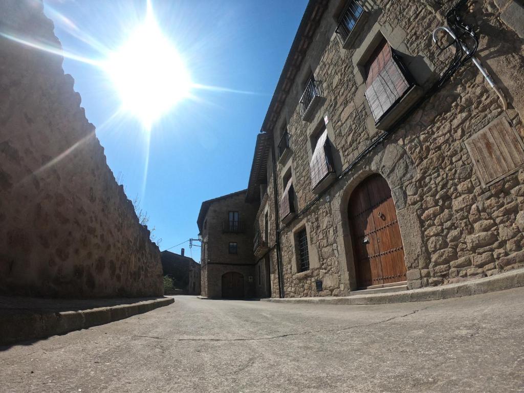 eine Gasse mit einem Gebäude mit der Sonne am Himmel in der Unterkunft Cal Nicet in Perafita